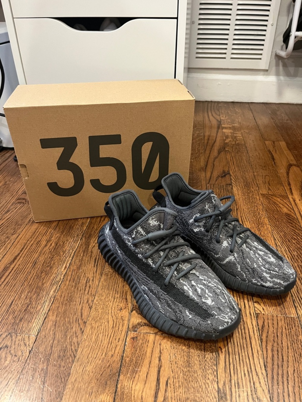 Yeezy 350 Boost V2 Dark Salt Grey Sneakers Mens 5.5 Womens 6.5